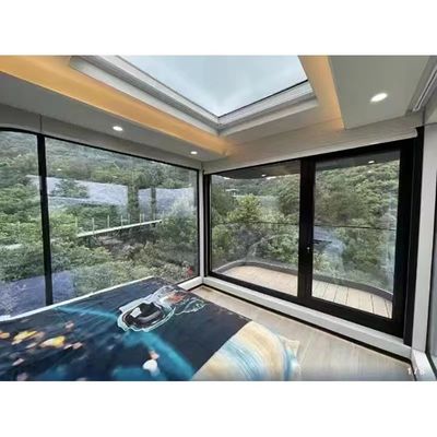 관광지역에 넓은 전망과 현대적인 미학이 있는 고급 컨테이너 하우스
