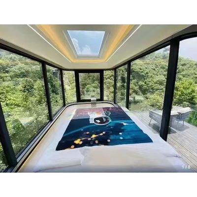 관광지역에 넓은 전망과 현대적인 미학이 있는 고급 컨테이너 하우스